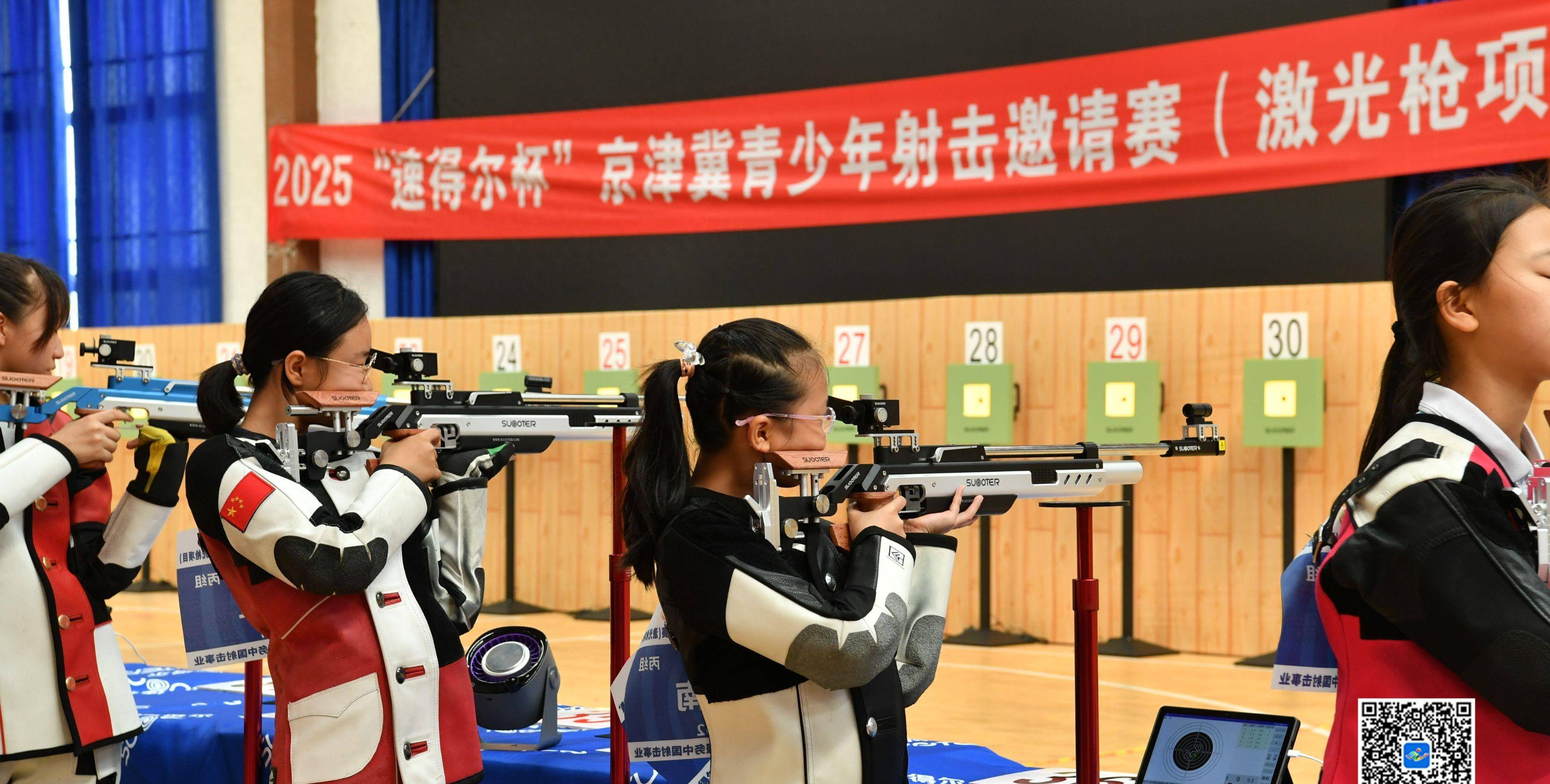 射击比赛中,选手稳定发挥击中靶心 射击比赛中,选手稳定发挥击中靶心