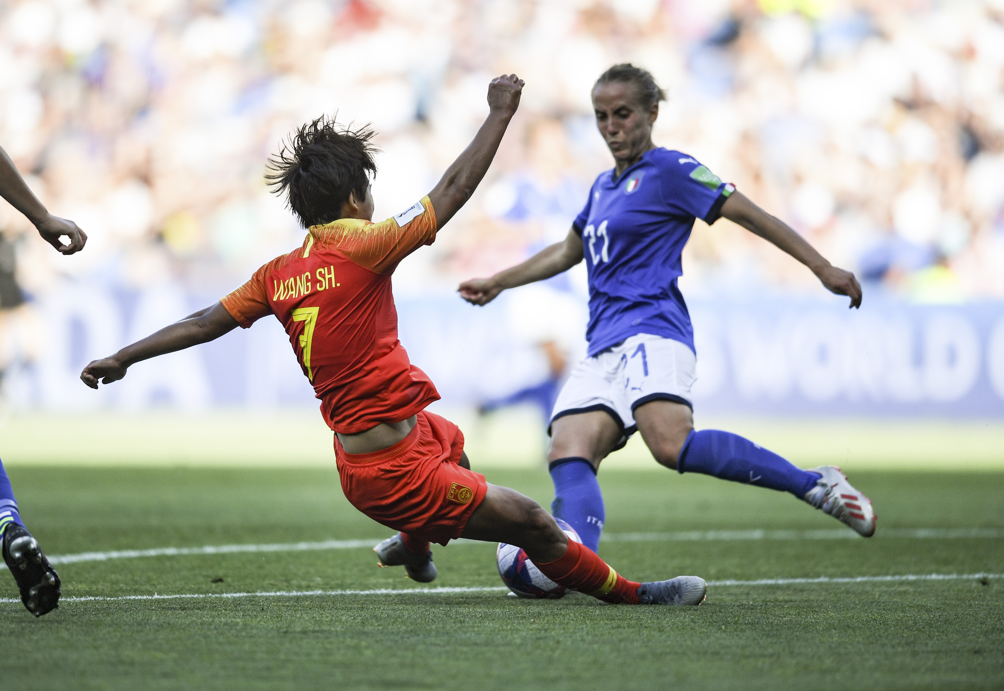 美国女足队员备战热身比赛,磨炼战斗力与配合 美国女足队员备战热身比赛,磨炼战斗力与配合