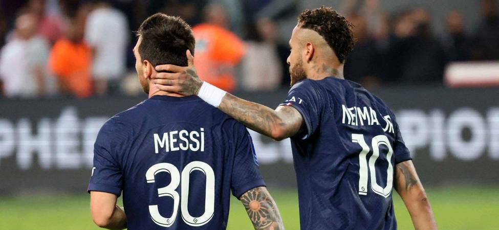 里昂横扫曼联，莱万扛起全队