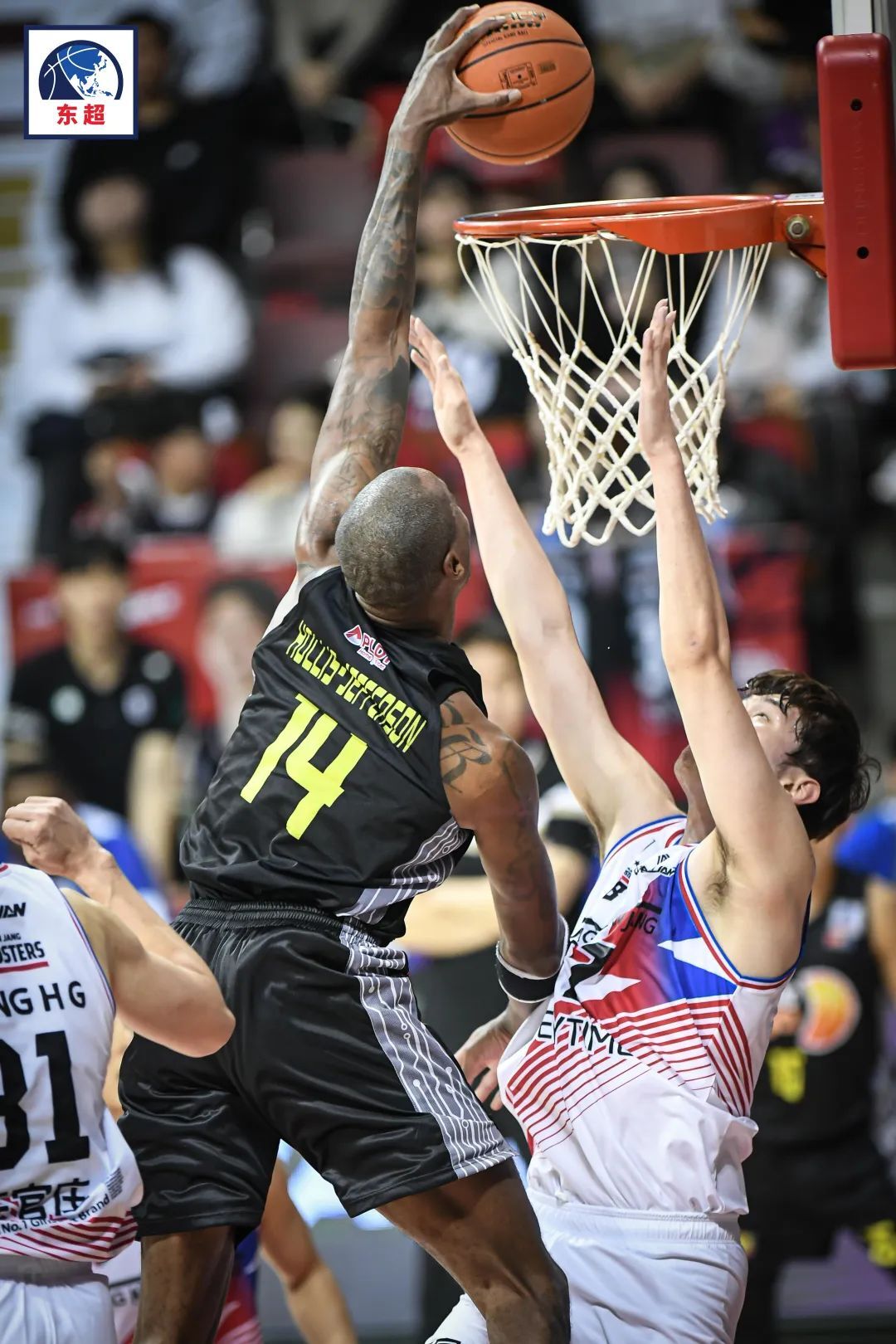 东西战队的对抗引发球迷大呼过瘾 东西战队的对抗引发球迷大呼过瘾