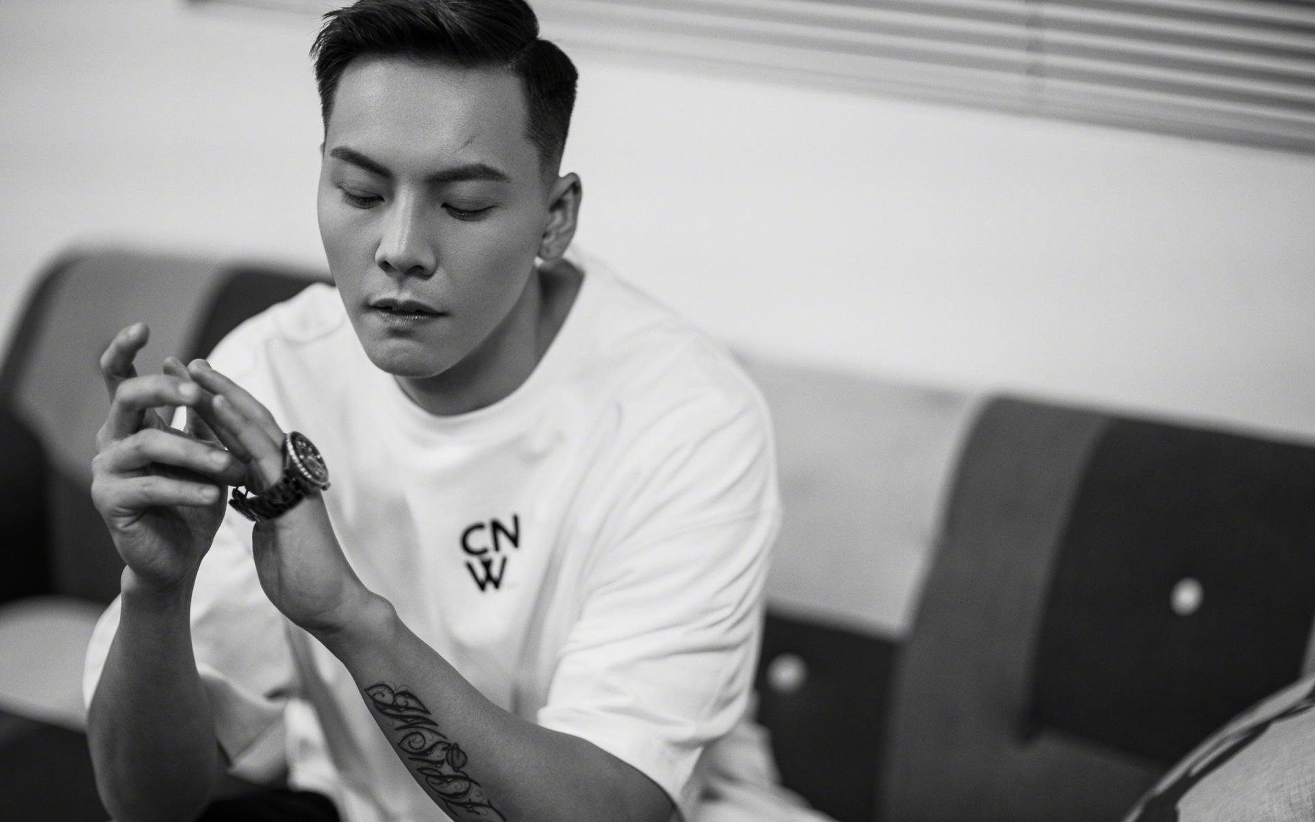 足球神话的诞生,当阿劳霍在牙买加的烈日下举起命运之锤,击碎切尔西的蓝桥旧梦